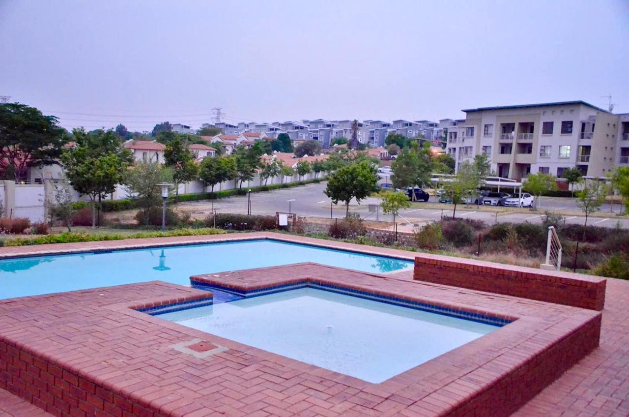 Greenwich 2 Bedroom 2 Bath Serv Apart With 24Hrs Electricity Sandton Exterior foto